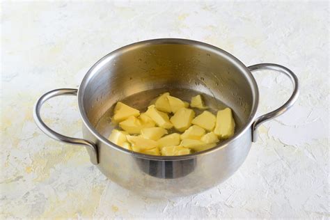 Immagine di un pentolino con ingredienti per sciroppo di timo