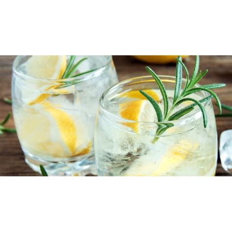 Collage di diverse guarnizioni per cocktail con erbe aromatiche