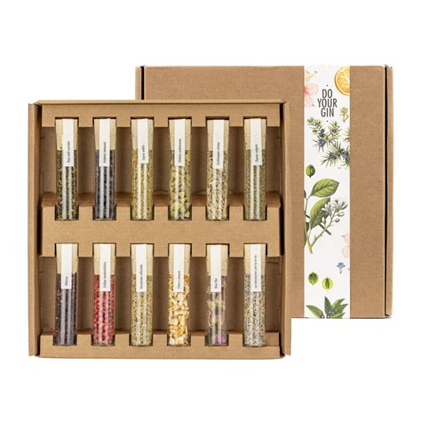 composizione di tè, spezie e frutta per cocktail