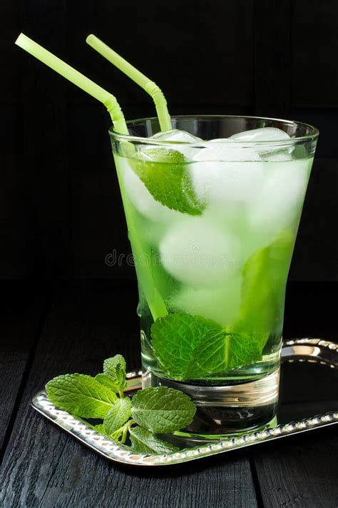bicchiere di cocktail con tè verde e menta