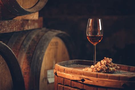 Un bicchiere di vino passito con biscotti secchi