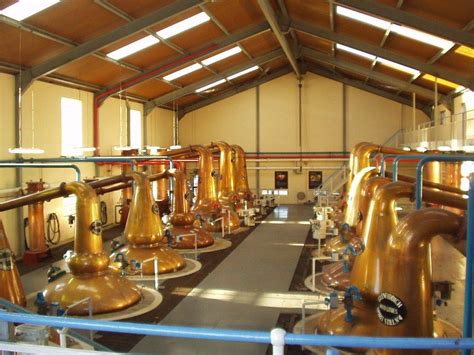 Turisti che visitano una distilleria di whisky scozzese