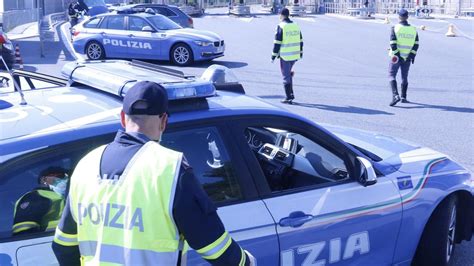 Polizia stradale che ferma un automobilista