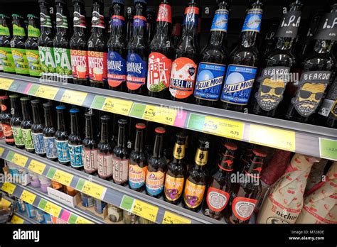 Scaffali pieni di birre belghe in un negozio specializzato