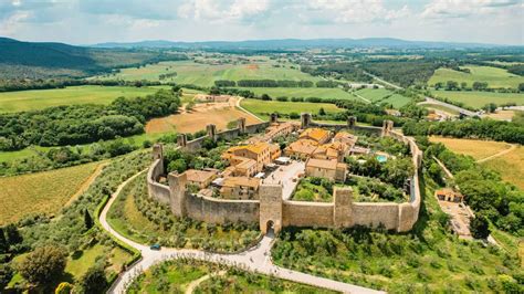 Villaggio medievale con granai e cisterne