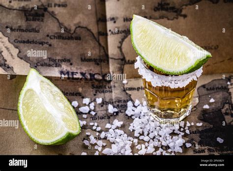 Un bicchiere di tequila con lime e sale