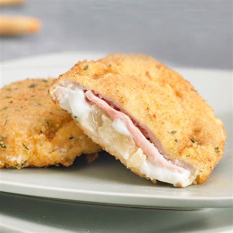 Interno di una tradizionale trattoria valdostana con tavoli in legno e stufa a legna