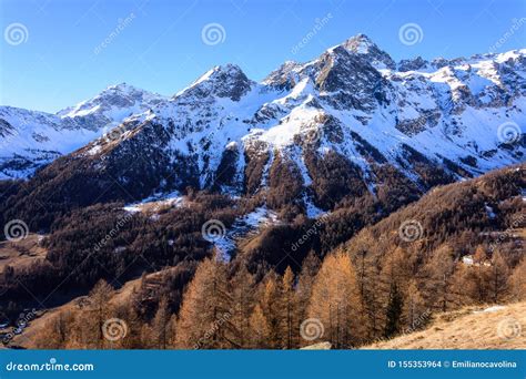 Panorama della Valle d'Aosta con montagne innevate e un villaggio