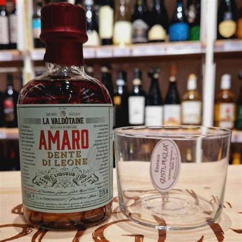 Bottiglie di grappa, gin e amaro de La Valdôtaine con etichette vintage
