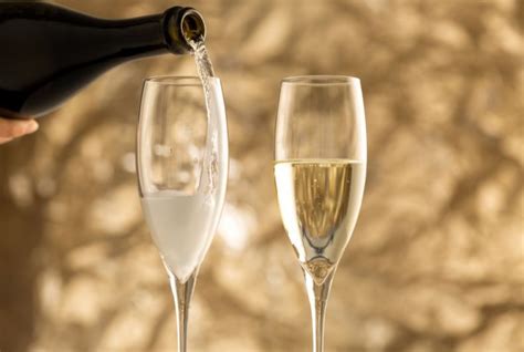 Bottiglie di spumante e flute su un tavolo