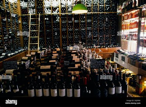 Interno di un'enoteca elegante con bottiglie di vino disposte su scaffali
