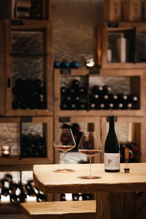 Interno di una cantina con scaffali pieni di bottiglie di vino