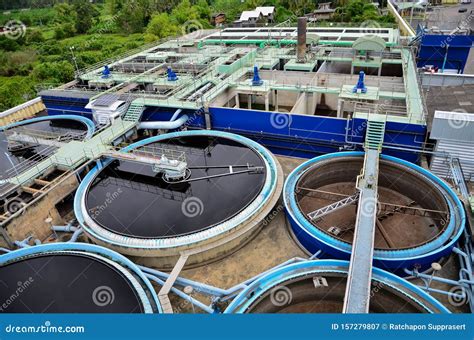 Cantina vinicola moderna con impianti di trattamento acque reflue