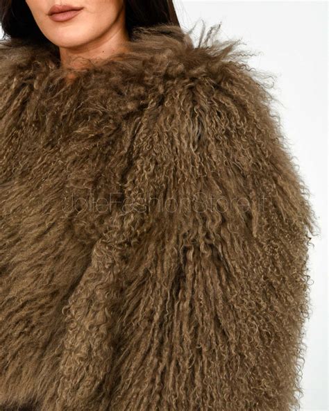 Dettaglio di una pelliccia smanicata champagne che mostra la texture morbida