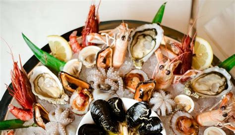 Piatto di crudi di mare freschi con limone e prezzemolo