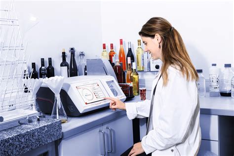 Un laboratorio di enologia con attrezzature per l'analisi del vino