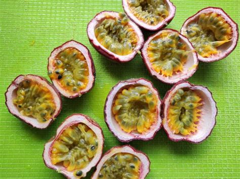 Frutto della passione maturo con gocce d'acqua