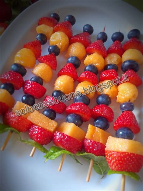 Spiedino di frutta fresca per cocktail