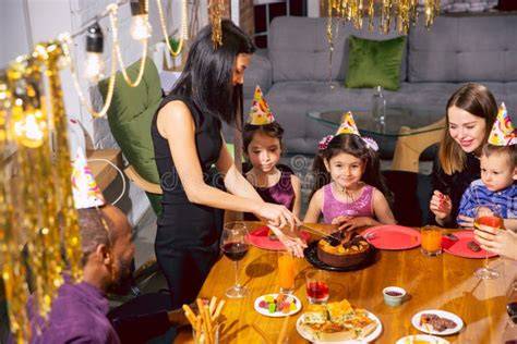 Famiglia che festeggia un compleanno con un buffet