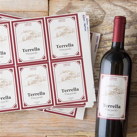 Etichette di vino con diverse denominazioni