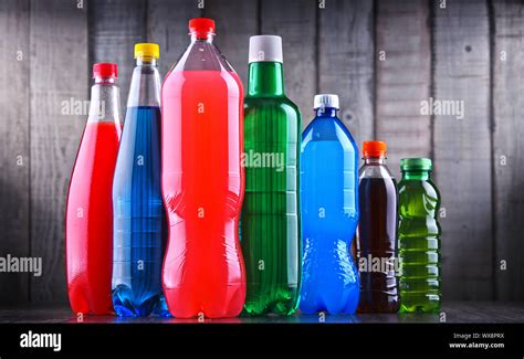 Una varietà di bottiglie di bevande analcoliche per aperitivo