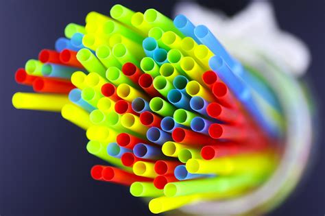 Montaggio di cannucce di plastica colorate di varie forme e dimensioni