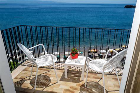 Camera d'albergo con balcone vista mare