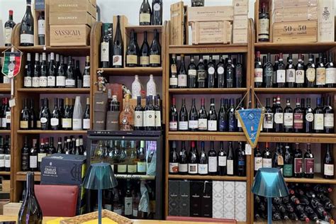 Interno Enoteca La Botte con scaffali di vino