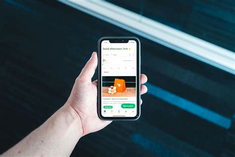 Smartphone che mostra un'app di consegna bevande