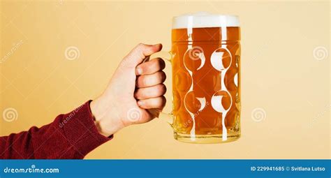 Bicchiere di birra Weiherer Zwickerla con schiuma