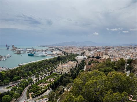 Vista panoramica della città di Malaga con il castello di Gibralfaro in primo piano
