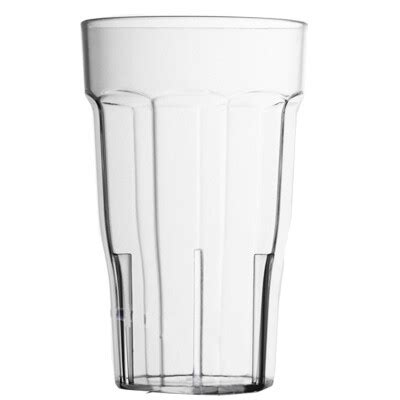 Bicchiere di plastica e bicchiere riutilizzabile a confronto