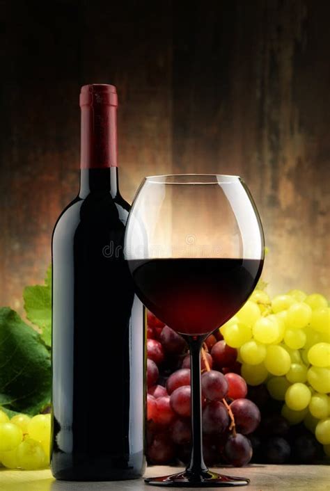 Bottiglia di vino rosso con etichetta 