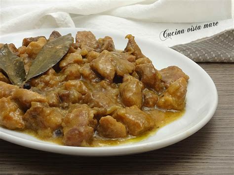 Piatto di maiale brasato con birra scura