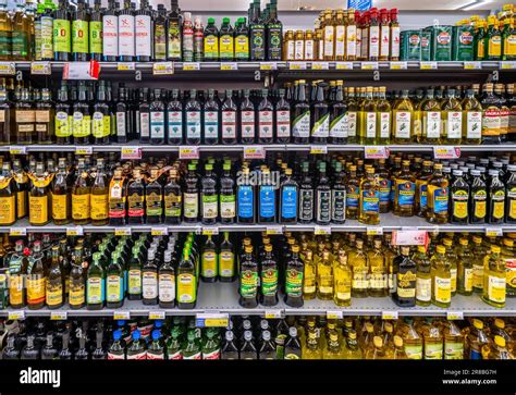 Diverse bottiglie di Prosecco di varie marche disposte su uno scaffale duty-free