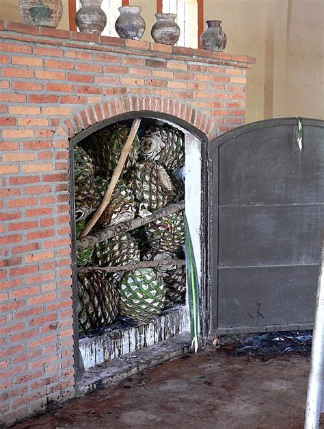 Interno di un forno tradizionale per la cottura dell'agave (horno)