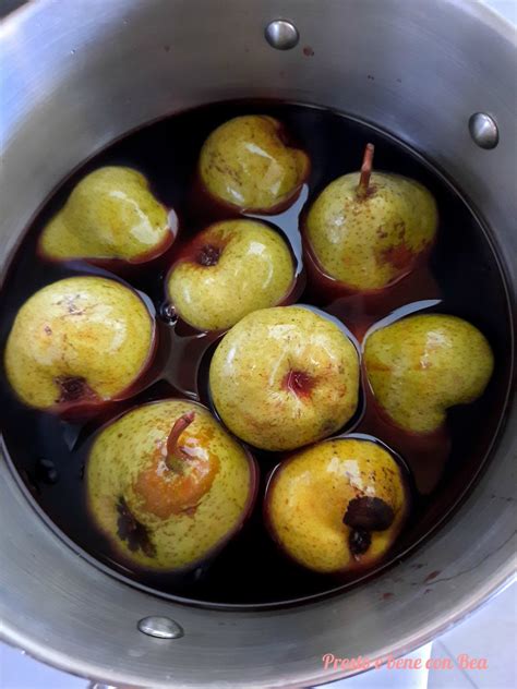 Pere volpine sbucciate e divise a metà, pronte per la cottura