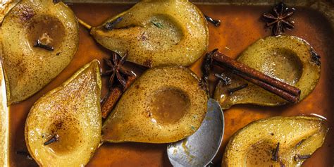 Pere volpine cotte al forno in una pirofila, con il loro sughetto dorato