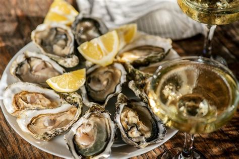 Ostriche e vino bianco su un tavolo vista porto