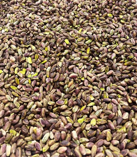 Pistacchi verdi in guscio e sgusciati