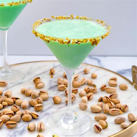 Un Pistachio Martini elegantemente guarnito