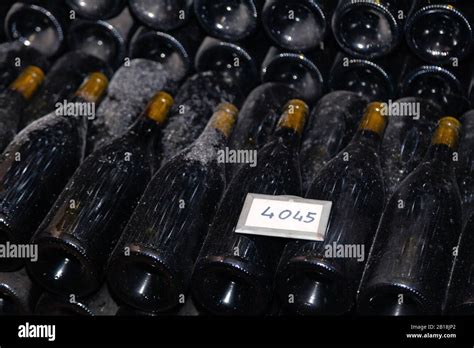 Bottiglie di Franciacorta in affinamento