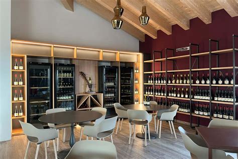 Sala degustazione in cantina con sgabelli