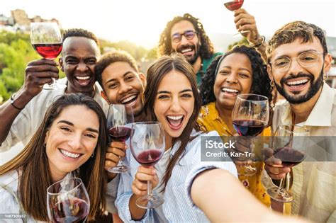 Gruppo di persone che degustano vino