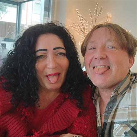 Immagine di un bicchiere di vodka caramello con guarnizione di nocciola