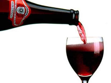Un bicchiere di Lambrusco accanto a una scodella di tortellini