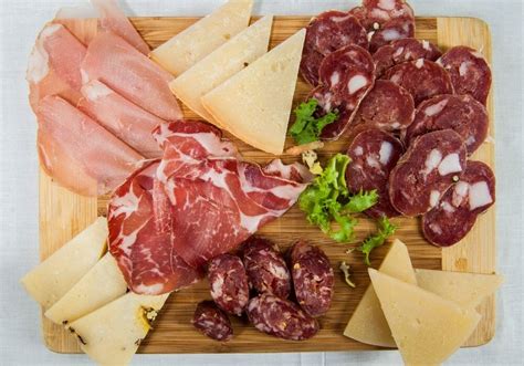 Piatto di formaggi e salumi abruzzesi abbinato a vini di Feudo Antico
