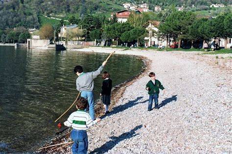 Vista del Lungolago Aldo Moro di Lecco con il Boomerang Vercurago in primo piano