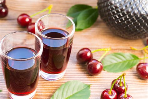 Vaso di vetro con amarene, alcol e cannella in macerazione