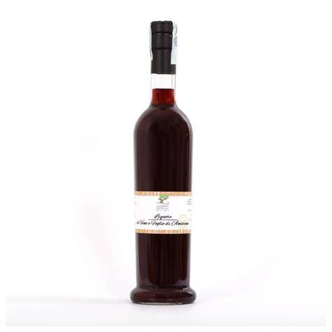 Bottiglia di liquore di amarene con etichetta tradizionale